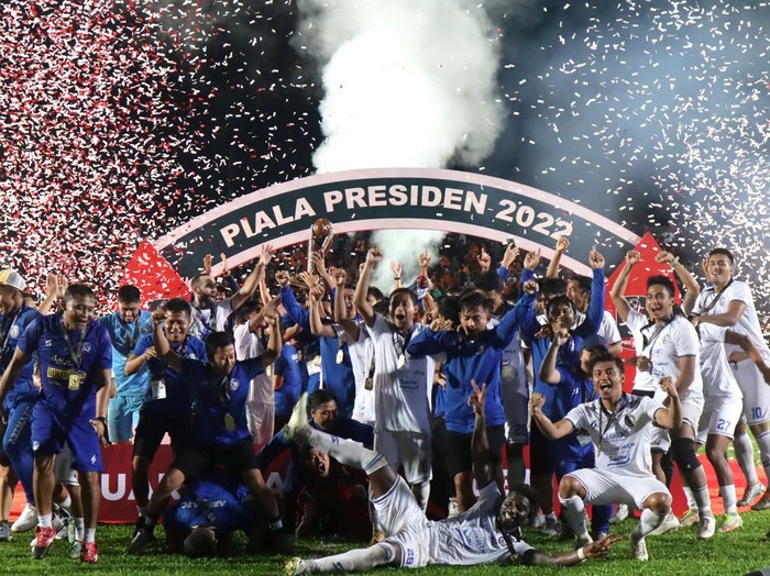 Sejumlah pesepak bola Arema FC berselebrasi saat penyerahan piala usai mengalahkan Borneo FC dalam leg kedua final Piala Presiden 2022 di Stadion Segiri, Samarinda, Kalimantan Timur, Minggu (17/7/2022). Arema FC berhasil menjadi juara Piala Presiden 2022 setelah menang dengan aggregat 1-0 atas Borneo FC. ANTARA FOTO/ Sahid Setiawan/wpa