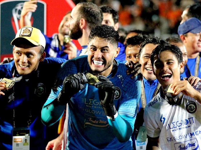 Momen Arema FC Sabet Gelar Ketiga Piala Presiden Sejumlah pesepak bola Arema FC berselebrasi saat penyerahan piala usai mengalahkan Borneo FC dalam leg kedua final Piala Presiden 2022 di Stadion Segiri, Samarinda, Kalimantan Timur, Minggu (17/7/2022). Arema FC berhasil menjadi juara Piala Presiden 2022 setelah menang dengan aggregat 1-0 atas Borneo FC. ANTARA FOTO/ Sahid Setiawan/wpa