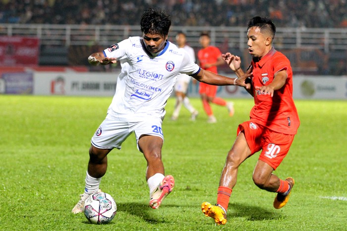 Sejumlah pesepak bola Arema FC berselebrasi saat penyerahan piala usai mengalahkan Borneo FC dalam leg kedua final Piala Presiden 2022 di Stadion Segiri, Samarinda, Kalimantan Timur, Minggu (17/7/2022). Arema FC berhasil menjadi juara Piala Presiden 2022 setelah menang dengan aggregat 1-0 atas Borneo FC. ANTARA FOTO/ Sahid Setiawan/wpa