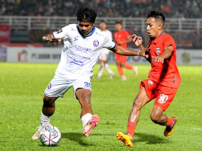 Sejumlah pesepak bola Arema FC berselebrasi saat penyerahan piala usai mengalahkan Borneo FC dalam leg kedua final Piala Presiden 2022 di Stadion Segiri, Samarinda, Kalimantan Timur, Minggu (17/7/2022). Arema FC berhasil menjadi juara Piala Presiden 2022 setelah menang dengan aggregat 1-0 atas Borneo FC. ANTARA FOTO/ Sahid Setiawan/wpa