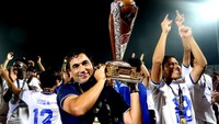 Pelatih Arema FC Eduardo Almeida mengangkat piala saat berselebrasi usai mengalahkan Borneo FC dalam leg kedua final Piala Presiden 2022 di Stadion Segiri, Samarinda.
