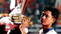Kapten Arema FC Johan A Farizi menerima piala saat penganugerahan juara usai mengalahkan Borneo FC dalam leg kedua final Piala Presiden 2022.