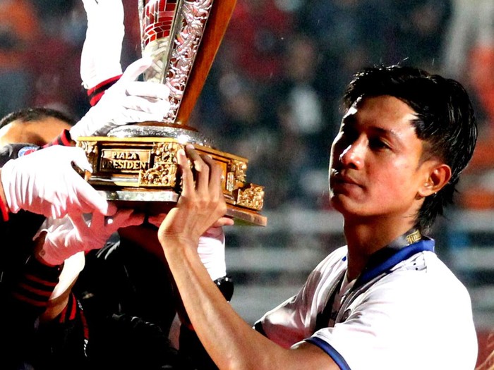 Sejumlah pesepak bola Arema FC berselebrasi saat penyerahan piala usai mengalahkan Borneo FC dalam leg kedua final Piala Presiden 2022 di Stadion Segiri, Samarinda, Kalimantan Timur, Minggu (17/7/2022). Arema FC berhasil menjadi juara Piala Presiden 2022 setelah menang dengan aggregat 1-0 atas Borneo FC. ANTARA FOTO/ Sahid Setiawan/wpa