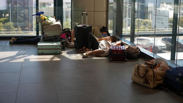 Foto Penumpang Terlantar gegara Pegawai Maskapai di Italia Mogok Kerja