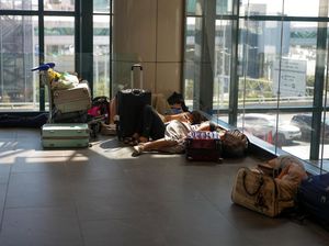 Foto Penumpang Terlantar gegara Pegawai Maskapai di Italia Mogok Kerja