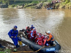 Jembatan Putus, Pelajar di Garut Terpaksa Naik Perahu Karet ke Sekolah