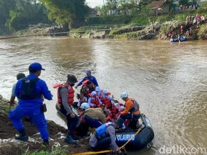 Pelajar Naik Perahu Karet gegara Jembatan Hanyut di Garut Pelajar Naik Perahu Karet gegara Jembatan Hanyut di Garut