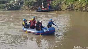 Potret Pelajar Garut Naik Perahu Karet ke Sekolah karena Jembatan Putus