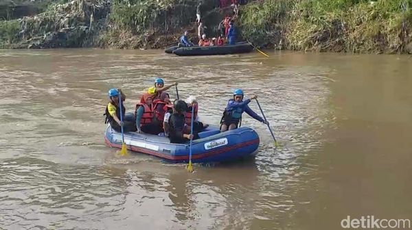 Potret Pelajar Garut Naik Perahu Karet ke Sekolah karena Jembatan Putus