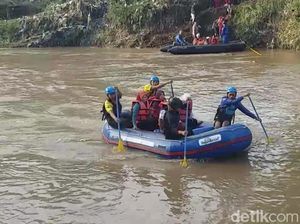 Potret Pelajar Garut Naik Perahu Karet ke Sekolah karena Jembatan Putus Potret Pelajar Garut Naik Perahu Karet ke Sekolah karena Jembatan Putus