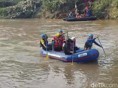 Potret Pelajar Garut Naik Perahu Karet ke Sekolah karena Jembatan Putus
