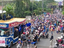 Skuad Arema Diarak Ribuan Aremania Naik Bus Macito