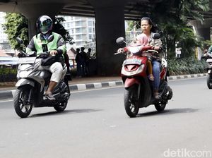 Duh... Pemotor Tanpa Helm Wara-wiri di Tanah Abang, Jakpus