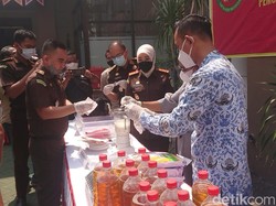 Kejari Lamongan Blender 1 Kg Sabu dan Bakar 377 Ribu Batang Rokok Ilegal