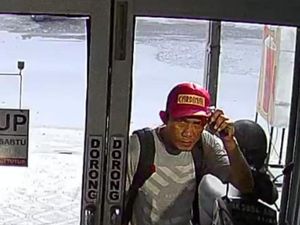 Aksi Dua Pria Gasak Hp-Tablet Klinik di Medan Johor Terekam CCTV Aksi Dua Pria Gasak Hp-Tablet Klinik di Medan Johor Terekam CCTV