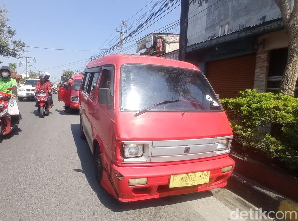 Curhatan Sopir Angkot Cianjur Pendapatannya Turun gegara Pertalite Langka