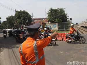 Aksi Nekat Pengendara Terobos Perlintasan KA Cikudapateuh Bandung