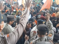 Harga Sawit Anjlok, Petani Unjuk Rasa di Kantor Gubernur Jambi