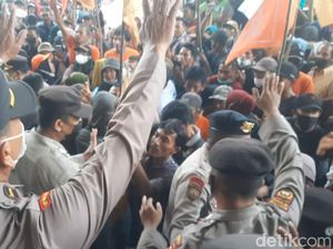 Harga Sawit Anjlok, Petani Unjuk Rasa di Kantor Gubernur Jambi Harga Sawit Anjlok, Petani Unjuk Rasa di Kantor Gubernur Jambi