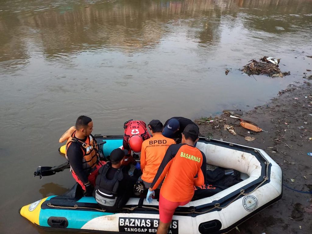 Pria Hanyut di Kali Ciliwung Saat Kumpulkan Botol Bekas Ditemukan Tewas