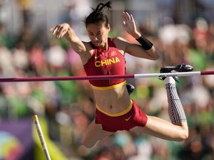 Ragam Gaya Atlet Lompat Galah di Kejuaraan Atletik Dunia