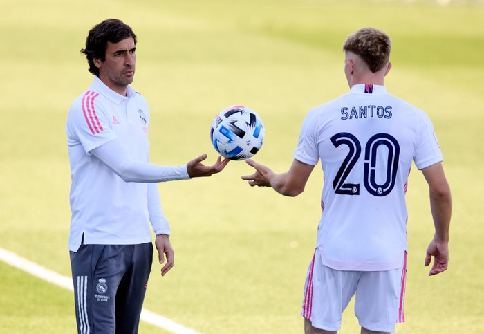 MADRID, SPAIN - JANUARY 08: Head coach Raul Gonzalez of Real Madrid Castilla gestures during the Primera RFEF Group 2 match between Real Madrid Castilla and FC Andorra at Estadio Alfredo Di Stefano on January 08, 2022 in Madrid, Spain. (Photo by Angel Martinez/Getty Images)