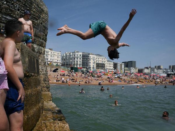 Ribuan Warga Inggris Padati Pantai di Tengah Gelombang Panas