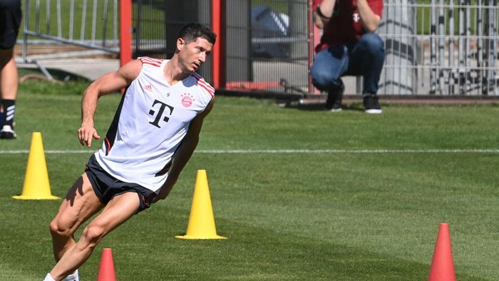 Bayern Munichs Polish forward Robert Lewandowski warms up during a training session of German first division Bundesliga football team FC Bayern Munich at the clubs area in Munich, southern Germany, on July 14, 2022. (Photo by Christof STACHE / AFP) (Photo by CHRISTOF STACHE/AFP via Getty Images)