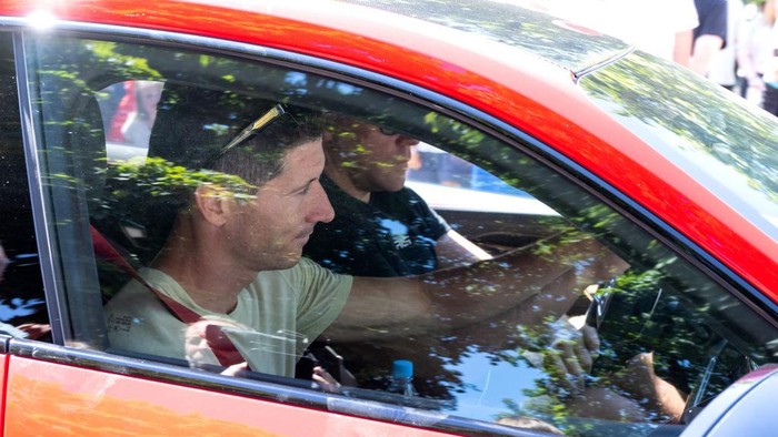 16 July 2022, Bavaria, Munich: Soccer: Bundesliga, training FC Bayern Munich at the training ground on Säbener Straße. Robert Lewandowski leaves the club grounds in his car after training. Photo: Sven Hoppe/dpa (Photo by Sven Hoppe/picture alliance via Getty Images)