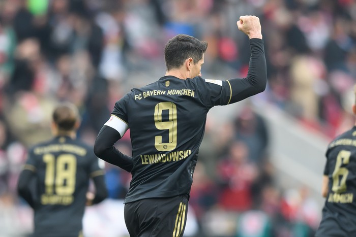 MAINZ, GERMANY - APRIL 30: Robert Lewandowski of Bayern Muenchen celebrates after scoring his teams first goal during the Bundesliga match between 1. FSV Mainz 05 and FC Bayern München at MEWA Arena on April 30, 2022 in Mainz, Germany. (Photo by Mario Hommes/vi/DeFodi Images via Getty Images)