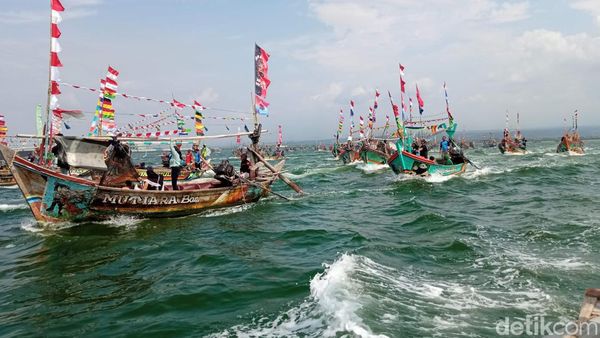 Potret Sedekah Laut di Desa Citemu Cirebon, Meriah Banget!