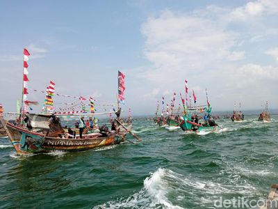 Potret Sedekah Laut di Desa Citemu Cirebon, Meriah Banget!