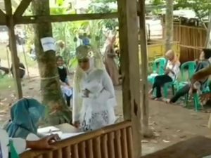 Viral Pengantin Wanita Tinggalkan Pelaminan demi Coblos di Pilkades Viral Pengantin Wanita Tinggalkan Pelaminan demi Coblos di Pilkades
