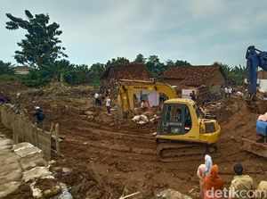 Puluhan Warga Korban Banjir Bandang Pati Masih Mengungsi