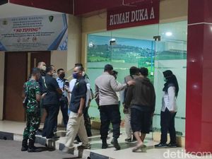 Korban Tewas Kecelakaan Maut Truk Pertamina di Cibubur Dibawa ke RS Polri Korban Tewas Kecelakaan Maut Truk Pertamina di Cibubur Dibawa ke RS Polri
