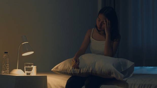 Mencari tahu sumber kekhawatiran dapat membantu atasi susah tidur dan overthinking di malam hari.