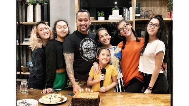 Tora Sudiro dan Kelima Anak Gadisnya