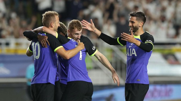 SUWON, SOUTH KOREA - JULY 16: Harry Kane of Tottenham Hotspur celebrates with team mate Son Heung-Min after scores the first goal during the pre-season friendly match between Tottenham Hotspur and Sevilla at Suwon World Cup Stadium on July 16, 2022 in Suwon, South Korea. (Photo by Han Myung-Gu/Getty Images)