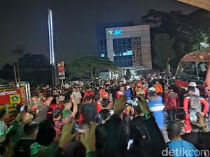 Disemprot Air, Truk Pertamina Tabrak Motor-Mobil di Cibubur Mulai Dievakuasi