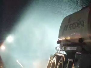 Truk Pertamina di Lokasi Kecelakaan Maut di Cibubur Dievakuasi Truk Pertamina di Lokasi Kecelakaan Maut di Cibubur Dievakuasi