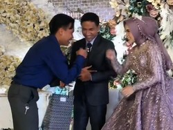 Viral Pria Kondangan ke Nikahan Mantan, Sikapnya di Pelaminan Jadi Sorotan