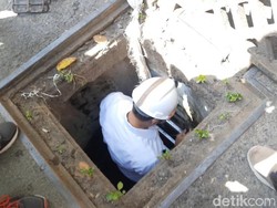 Wali Kota Eri Masuk Gorong-gorong Cek Saluran Air Surabaya