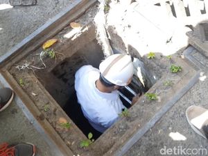 Saat Wali Kota Surabaya Masuk ke Gorong-gorong