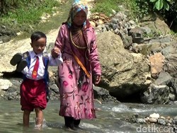 Tak Ada Jembatan, SD Banjarnegara Ini Maklum Banyak Siswa Bolos Saat Banjir