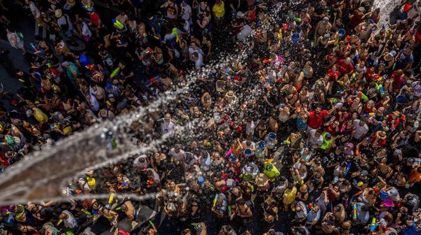 Perang Air, Cara Spanyol Lawan Cuaca Panas, Lihat Keseruannya