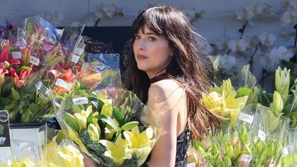 Potret Dakota Johnson di Toko Kembang, Bunganya Kalah Cantik!
