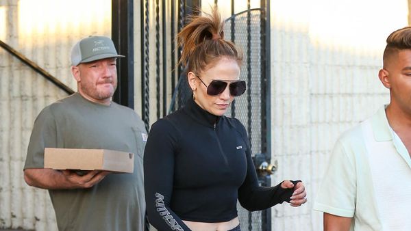 Gaya Santai Jennifer Lopez Pakai Celana Ketat Kulit Buaya