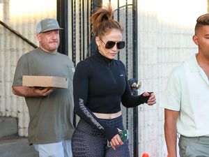 Gaya Santai Jennifer Lopez Pakai Celana Ketat Kulit Buaya