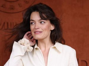 Senyum Emma Mackey yang Malu-malu Tapi Menular! Senyum Emma Mackey yang Malu-malu Tapi Menular!