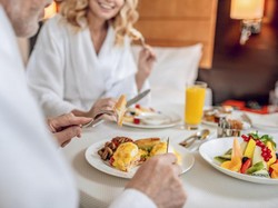 Pikir-pikir Lagi Sarapan di Hotel, Turis Wikwik di Pinggir Jalan Pikir-pikir Lagi Sarapan di Hotel, Turis Wikwik di Pinggir Jalan